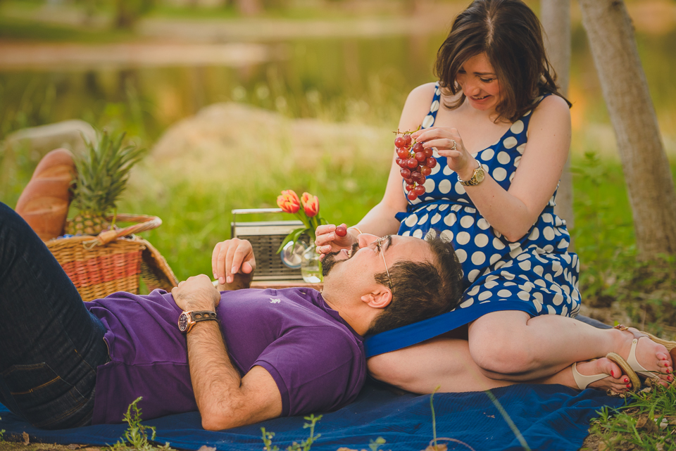 young couple enjoying the picnic