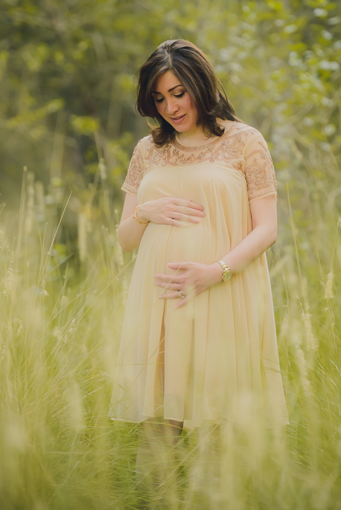 pregnant lady holdnig her belly, Yorba Regional Park Maternity Session