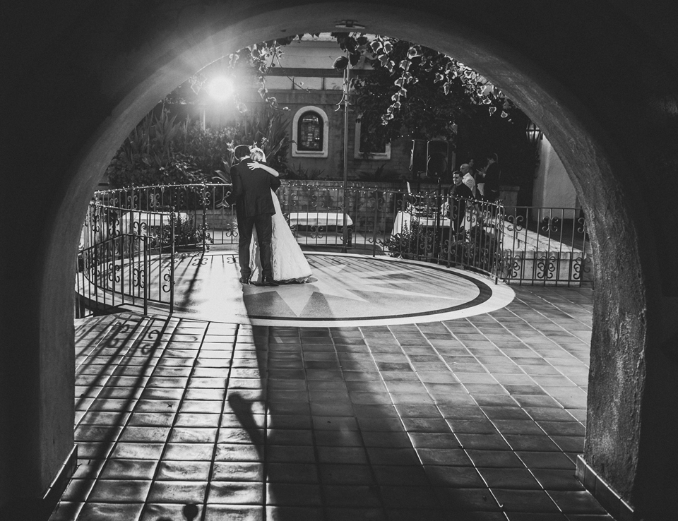 wedding photographer - first dance