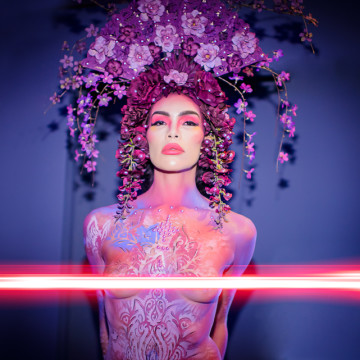 model wearing amazing headpiece, bodypainting